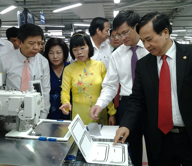 Các đồng chí lãnh đạo tỉnh và Tập đoàn Dệt may Việt Nam tham quan trung tâm sản xuất công nghệ cao của Xí nghiệp May Hà Quảng.