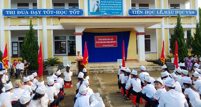 Tuyên truyền pháp luật ATGT tại Trường THCS thị trấn Quán Hàu.