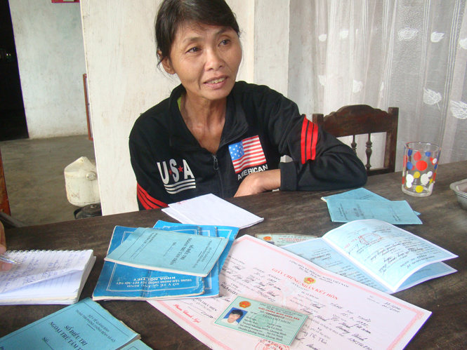 Chị Nguyễn Thị Hương luôn dùng những cuốn sổ điều trị ngoại trú tâm thần của chồng và hai con trai để xin sự giúp đỡ.