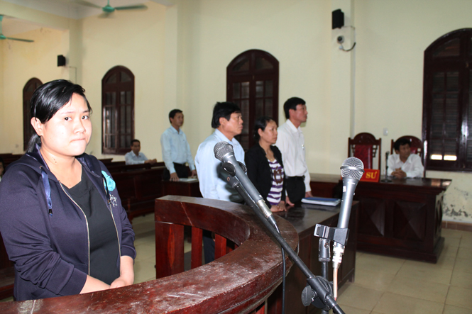 Bị cáo Trương Thị Lan Anh và các bị hại trước Hội đồng xét xử.