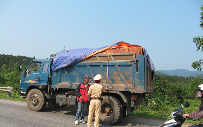 Đội TTKS giao thông đường Hồ Chí Minh xử lý các trường hợp tự ý thay đổi kích thước thành thùng xe.