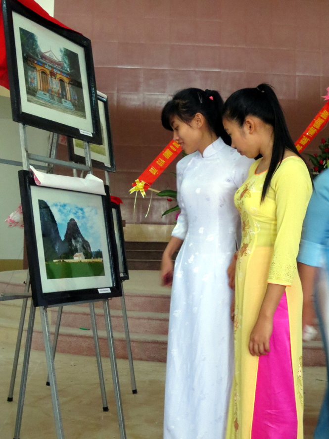 Triển lãm “Các di tích lịch sử, văn hóa tỉnh Quảng Bình” thu hút đông đảo công chúng, đặc biệt là giới trẻ