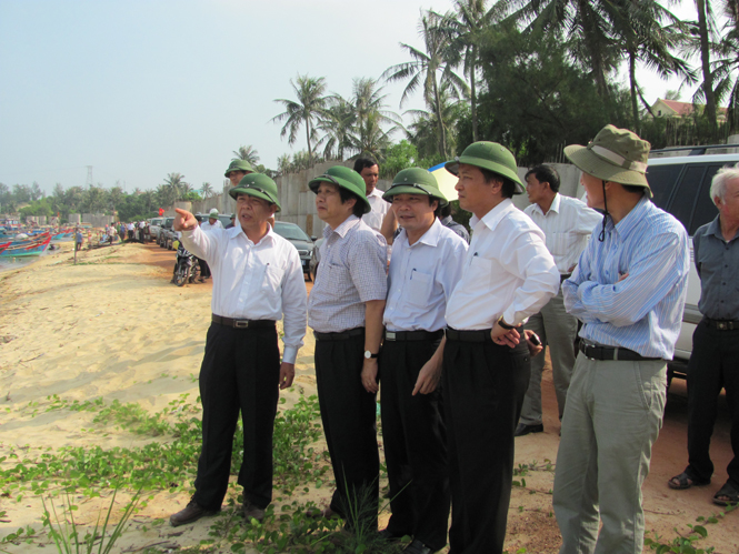 Đồng chí Nguyễn Hữu Hoài, Phó Bí thư Tỉnh uỷ, Chủ tịch UBND tỉnh đi kiểm tra việc triển khai các dự án trên địa bàn TP.Đồng Hới.