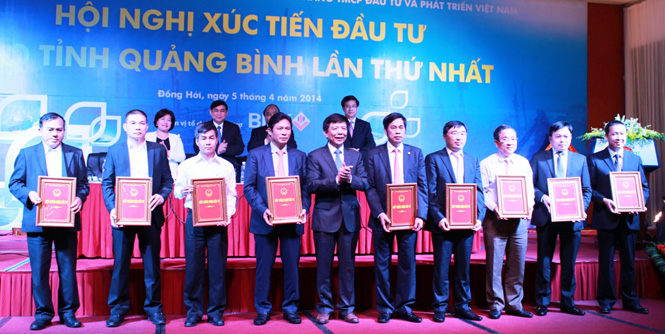 Đồng chí Nguyễn Hữu Hoài, Phó Bí thư Tỉnh uỷ, Chủ tịch UBND tỉnh trao giấy chứng nhận đầu tư cho các doanh nghiệp.