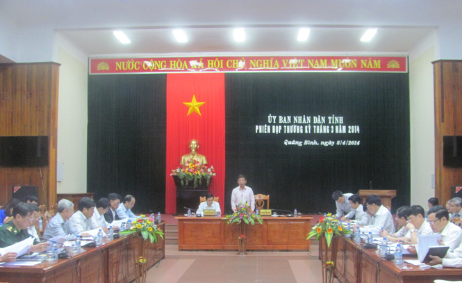 Đồng chí Nguyễn Hữu Hoài, Phó Bí thư Tỉnh uỷ, Chủ tịch UBND tỉnh phát biểu tại phiên họp.