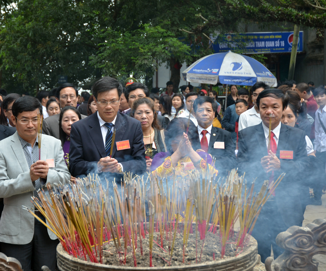 Đồng chí Lương Ngọc Bính, Uỷ viên Trung ương Đảng, Bí thư Tỉnh uỷ, Chủ tịch HĐND tỉnh, dâng hương tại Đền Hùng.