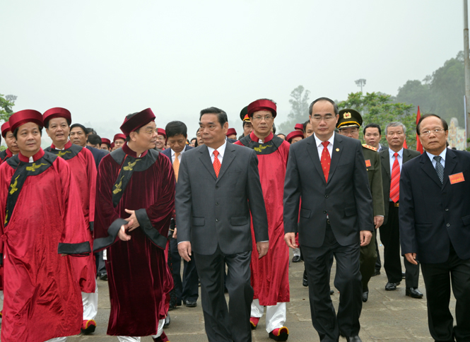 Các đồng chí lãnh đạo Đảng và UBMTTQ Việt Nam dự lễ Giỗ Tổ Hùng Vương.