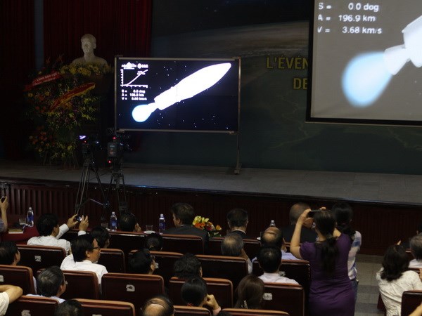 Theo dõi truyền hình trực tiếp việc phóng vệ tinh VNREDSat-1 tại trụ sở Viện Hàn lâm Khoa học và Công nghệ Việt Nam. (Ảnh: Vũ Sinh/TTXVN)