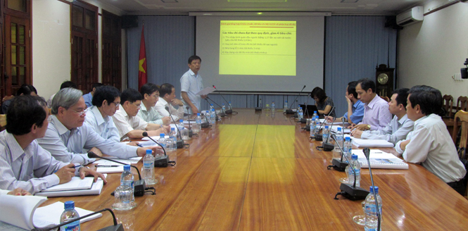 Đồng chí Nguyễn Hữu Hoài, Phó Bí thư Tỉnh ủy, Chủ tịch UBND tỉnh chủ trì buổi báo cáo đề án nâng cấp thành phố Đồng Hới lên đô thị loại II.