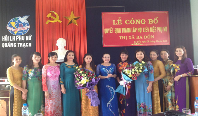 Lãnh đạo Hội LHPN tỉnh và Hội LHPN thị xã Ba Đồn tại lễ công bố quyết định.