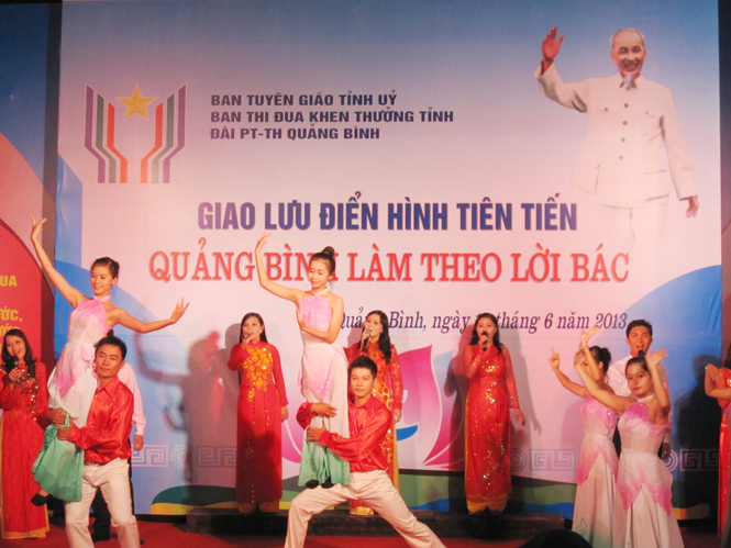 Giao lưu điển hình tiên tiến “Quảng Bình làm theo lời Bác” - một trong những dấu ấn trong công tác thi đua-khen thưởng năm 2013.