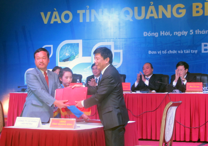 Đồng chí Nguyễn Hữu Hoài, Phó Bí thư Tỉnh uỷ, Chủ tịch UBND tỉnh ký thoả thuận cam kết đầu tư với NĐT tại hội nghị.