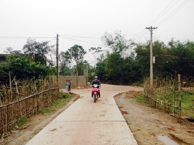 Một tuyến đường giao thông của thôn Cao Trạch, xã Phong Hóa vừa được bê tông hóa nhờ chủ trương hỗ trợ xi măng của huyện.
