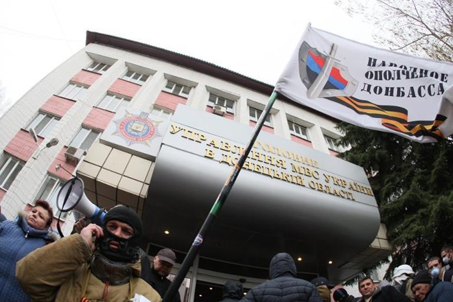 Các phần tử ly khai chiếm một trụ sở chính quyền ở Donetsk ngày 12/4 (Nguồn: AFP)