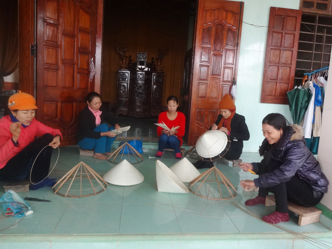  Phụ nữ xã Quảng Hải với nghề làm nón.