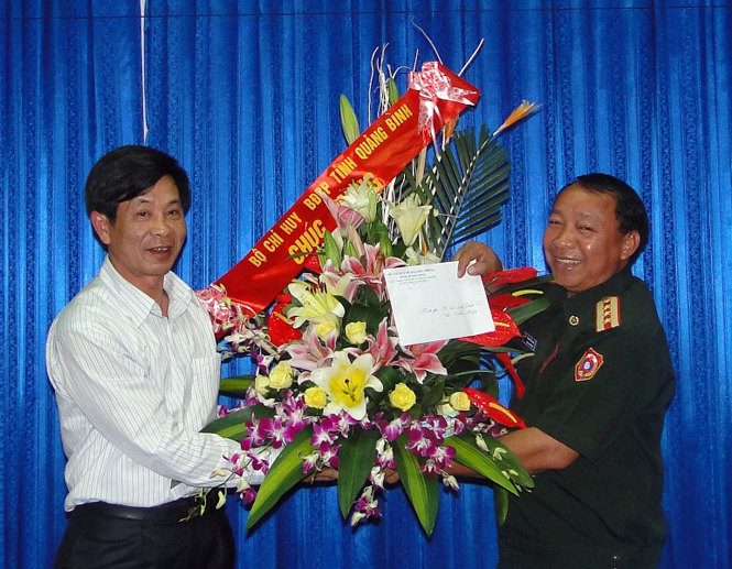 Ảnh 1-2: Đại tá Phan Công Lương, Phó Chỉ huy trưởng BĐBP Quảng Bình tặng quà chúc mừng 2 lực lượng Sở An Ninh và Bộ Chỉ huy Quân sự tỉnh Khăm Muộn(Lào) nhân dịp Tết Cổ truyền.
