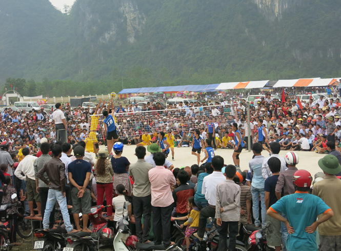 Giải bóng chuyền truyền thống huyện Minh Hóa có rất đông khán giả đến xem cổ vũ.