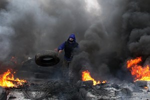 Người biểu tình đốt lốp xe chuẩn bị đối phó với lực lượng cảnh sát đặc nhiệm tại Slavyansk ngày 13/4. (Nguồn: AFP/TTXVN)