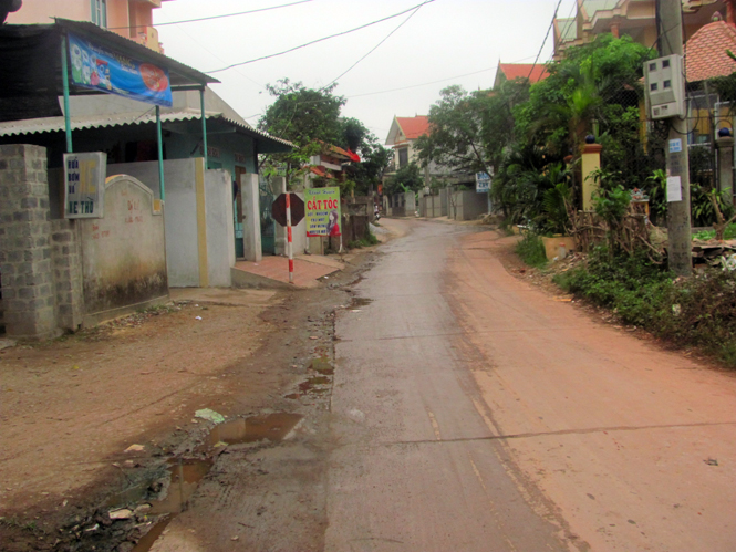 Nước thải đang tràn ra mặt đường ở tổ dân phố 14 phường Nam Lý, đây là tuyến đường đông đúc người xe qua lại.