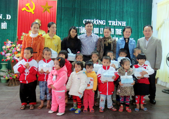 Trao tặng sữa cho người cao tuổi và trẻ em dưới 5 tuổi tại phường Đồng Sơn (TP.Đồng Hới) theo chương trình “Tặng 360.000 ly sữa TH True Milk: Vì chất lượng dân số-vì tầm vóc Việt” (tháng 11-2013).