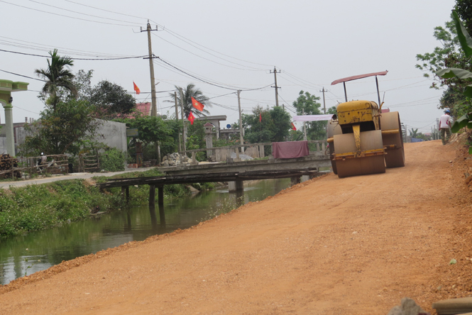 Nhiều tuyến đường giao thông nông thôn được tu sửa và làm mới để phục vụ nhu cầu phát triển KT-XH của địa phương.