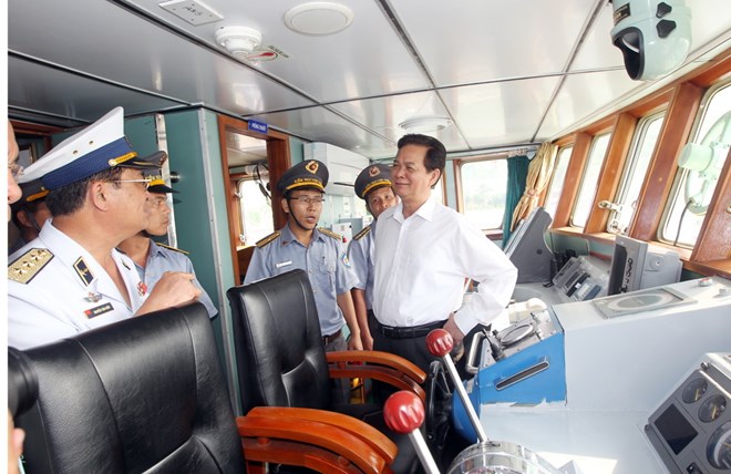 Thủ tướng Nguyễn Tấn Dũng thăm tàu kiểm ngư. Ảnh: Đức Tám – TTXVN