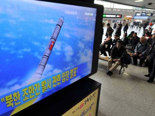 Phác họa vụ phóng tên lửa của Triều Tiên trên truyền hình tại trạm huấn luyện của Hàn Quốc. Ảnh minh họa. (Nguồn: AFP/TTXVN)