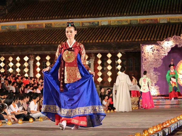 Trình diễn trang phục truyền thống của Hàn Quốc. (Ảnh: Trần Lê Lâm/TTXVN)