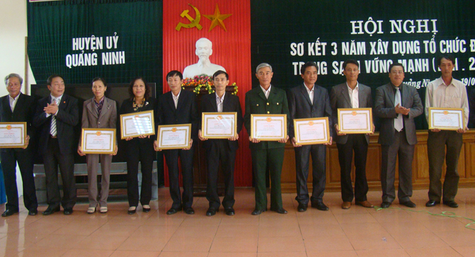 Trao giấy khen của Ban Thường vụ Huyện ủy Quảng Ninh cho các TCCSĐ đạt danh hiệu TSVM.