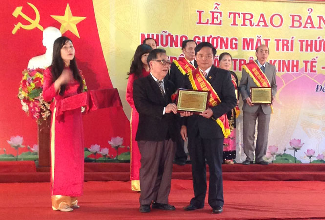 Bác sĩ Trần Xuân Phú tại lễ trao bảng vàng những tri thức tiêu biểu Việt Nam 2013.