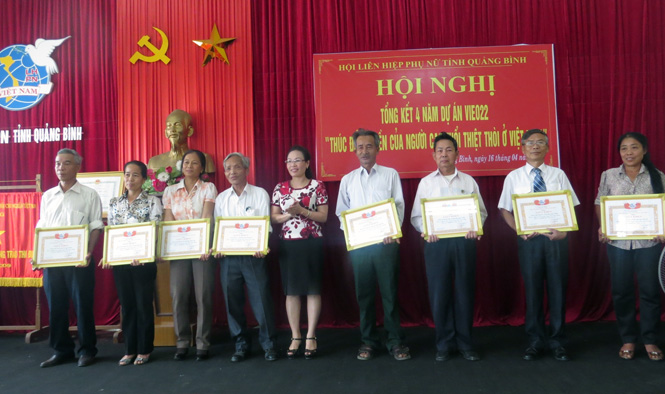 Bà Phạm Thị Hân, TUV, Chủ tịch Hội LHPN tỉnh trao giấy khen cho các CLB có thành tích trong quá trình triển khai hoạt động dự án trên địa bàn.