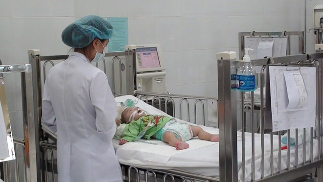 Nhân viên y tế tại Bệnh viện Nhi Trung ương chăm sóc cho trẻ mắc bệnh sởi. (Ảnh: Thùy Giang/Vietnam+)