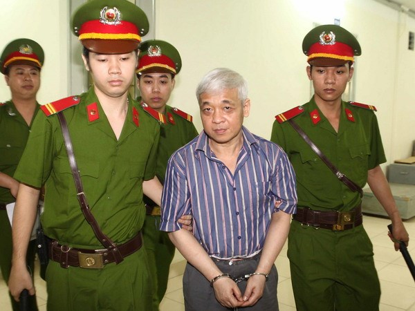 Dẫn giải bị cáo Nguyễn Đức Kiên vào phòng xét xử. (Ảnh: Doãn Tấn/TTXVN)
