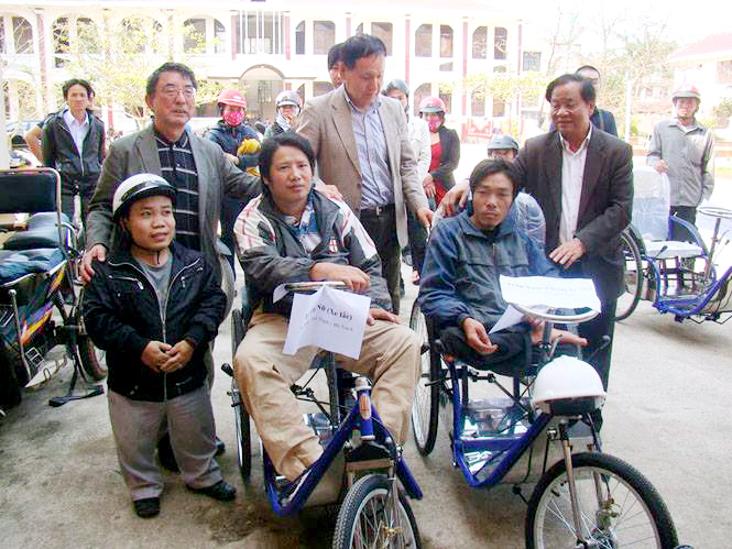 Hội từ thiện Imaya (Nhật Bản) phối hợp với Hội Bảo trợ NTT và TMC tỉnh trao xe lăn, xe lắc cho các đối tượng tàn tật.