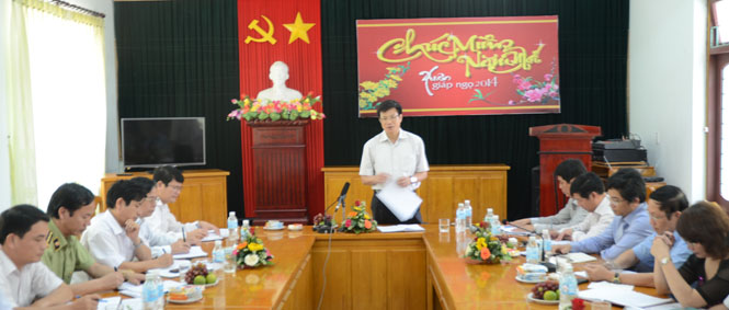 Đồng chí Lương Ngọc Bính, Uỷ viên Trung ương Đảng, Bí thư Tỉnh uỷ, Chủ tịch HĐND tỉnh phát biểu tại buổi làm việc.