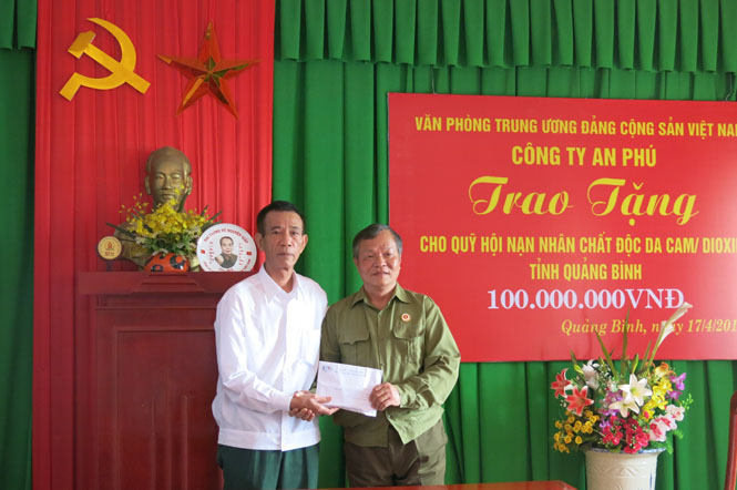 Đại diện Văn phòng Trung ương Đảng và Công ty Phú An trao tặng 100 triệu đồng cho Hội nạn nhân chất độc da cam/dioxin tỉnh.