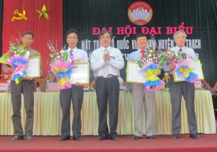 Đồng chí Lê Hùng Phi, Ủy viên Thường vụ Tỉnh ủy, Chủ tịch Ủy ban MTTQVN tỉnh trao kỷ niệm chương 