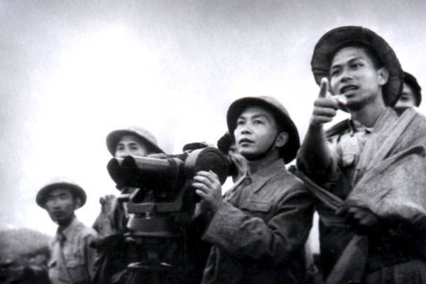 Ảnh minh họa - Đại tướng Võ Nguyên Giáp tại trận địa Điện Biên Phủ (Nguồn ảnh: TTXVN)
