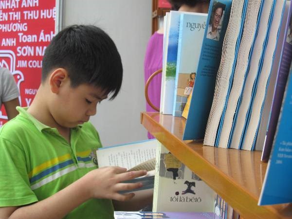 Độc giả nhỏ tuổi tham dự ngày hội sách 2014 tại Thư viện Quốc gia (Ảnh: An Ngọc/Vietnam+)