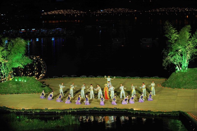 Màn hát múa: Âm vang một dòng sông do các nghệ sỹ Nhà hát nghệ thuật Ca kịch Huế biểu diễn trong đêm bế mạc. (Ảnh: Minh Đức/TTXVN)