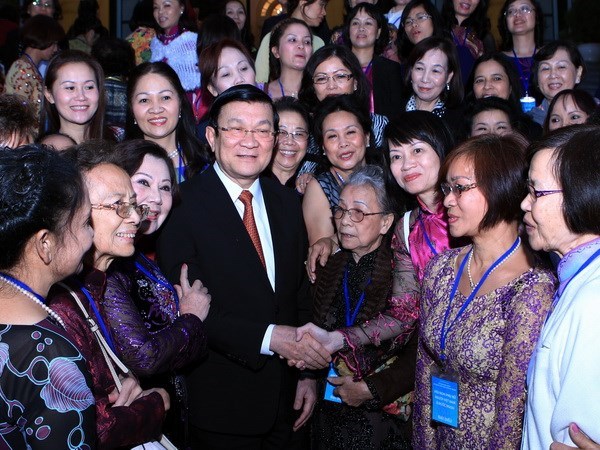 Chủ tịch nước Trương Tấn Sang với các đại biểu phụ nữ kiều bào. (Ảnh: Nguyễn Khang/TTXVN)