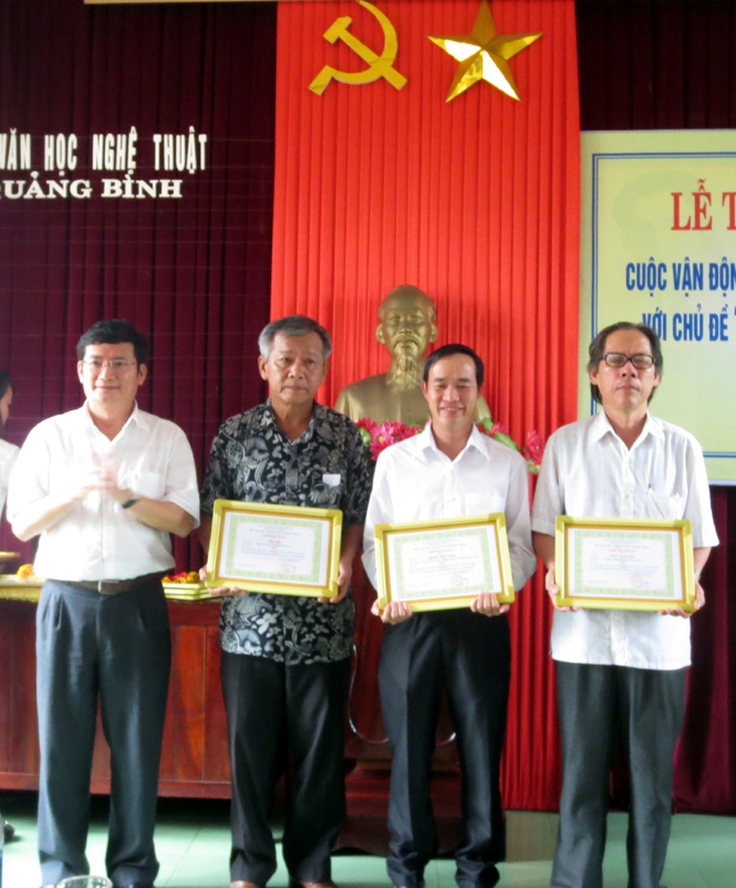 Đồng chí Trần Tiến Dũng, TUV, Phó Chủ tịch UBND tỉnh trao giải A cho các tác giả