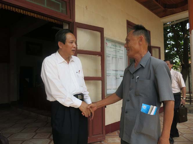 Đồng chí Hoàng Đăng Quang, Phó Bí thư Thường trực Tỉnh ủy, Trưởng đoàn Đại biểu Quốc hội tỉnh trò chuyện với cử tri huyện Quảng Trạch