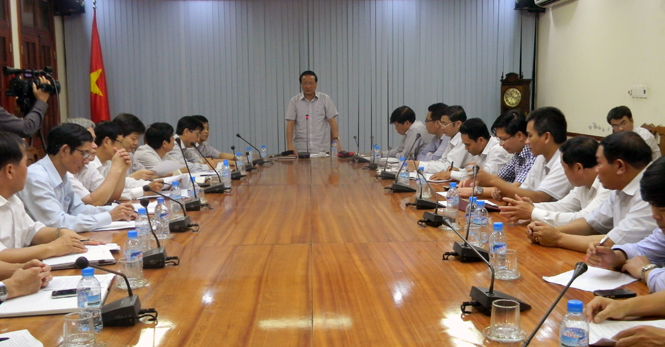 Quang cảnh buổi họp bàn cơ chế hỗ trợ xi măng của UBND tỉnh cho các xã xây dựng nông thôn mới.           
