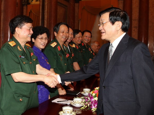 Chủ tịch nước Trương Tấn Sang với các cựu chiến sỹ Trường Sơn. (Ảnh: Nguyễn Khang/TTXVN)