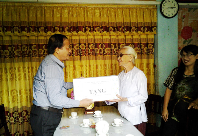 Đồng chí Trần Văn Tuân, UVTV Tỉnh ủy, Phó Chủ tịch UBND tỉnh thăm và tặng quà cho Bà mẹ Việt Nam anh hùng Hà Thị Viễn nhân dịp kỷ niệm 410 năm hình thành tỉnh Quảng Bình.