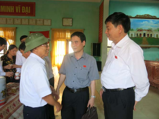 Đồng chí Nguyễn Mạnh Cường và Trần Minh Diệu trò chuyện với cử tri thị xã Ba Đồn