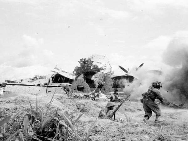 Các đơn vị xung kích dưới sự chỉ huy của Anh hùng quân đội Nguyễn Quốc Trị tấn công sân bay Mường Thanh. (Ảnh tư liệu TTXVN)