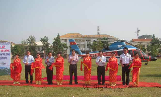Các đồng chí lãnh đạo tỉnh và lãnh đạo Tổng Công ty Trực thăng Việt Nam cắt băng khai trương tuyến bay du lịch bằng trực thăng tại Quảng Bình.