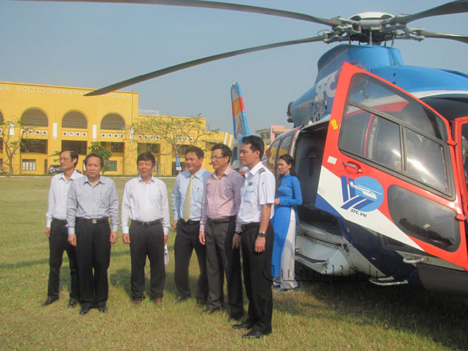 Các đồng chí lãnh đạo tỉnh tham gia chuyến bay du lịch bằng trực thăng đầu tiên.